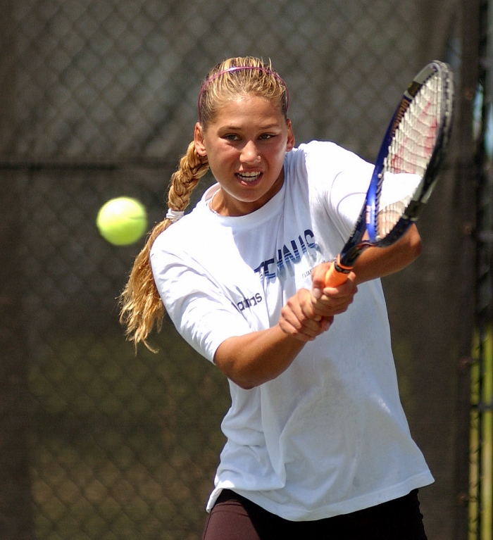 ✅ #Backintime April 16, 2002: Anna practices her backhand for a match at the Family Circle Cup Tennis Tournament on Daniel Island in Charleston, South Carolina. 😍❤️🎾 

#аннакурникова #теннис #annakournikova #tennis #traininig #familycirclecup #familycirclecup2002