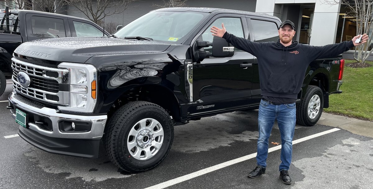 Happy #NewTruckDay to this proud customer, who showed off his incredible new @Ford F-250, picked out with some help from Charlie Moriarty - Congrats!

Learn more about Charlie & check out his reviews on @DealerRater: bit.ly/32hNL82

#Ford #BuiltFordTough #HTeam