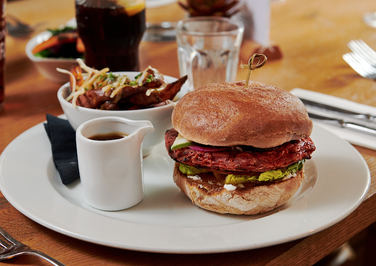 One of the next big dates in the hospitality calendar is Father’s Day. We’ve got a dedicated guide packed with inspiration, recipes and insight for pub chefs. You could serve up the ‘Ahhh Bisto Burger’ which is vegan beetroot falafel and spiced onion >> bit.ly/3TVtHDn