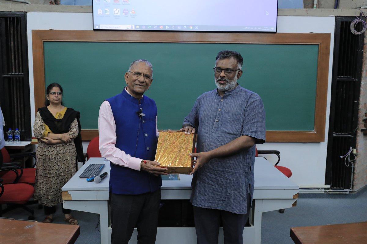 GovindLDholakia's tweet image. Yesterday, I had the pleasure of meeting the bright young minds of our nation at @IIMAhmedabad. A meaningful conversation allows me to share my experiences while getting to learn invaluable insights from young minds.
#purewisdom #managementlessons