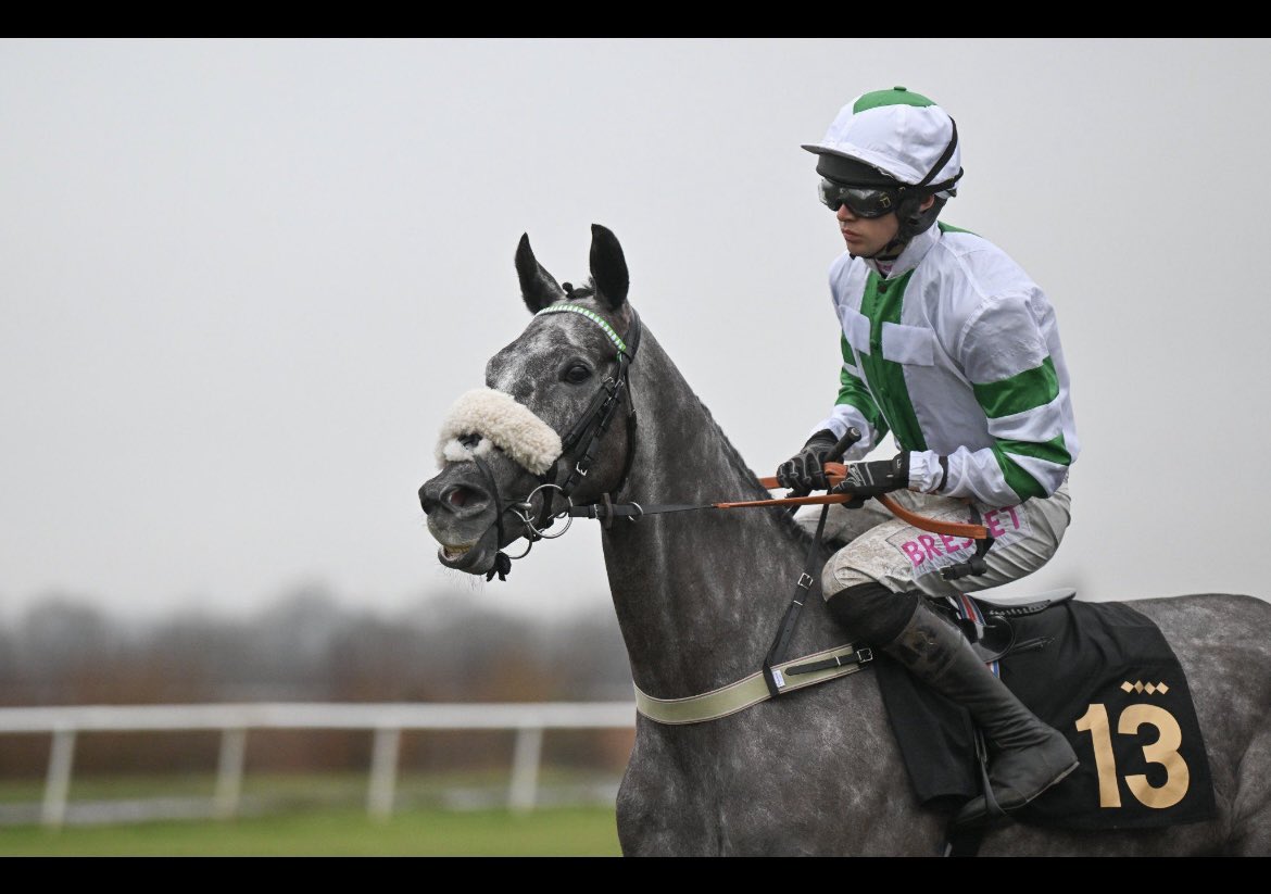 Delighted for all Hermes Le Gris syndicate owners 🏆 A smashing ride by Charlie Price, a man riding with confidence!