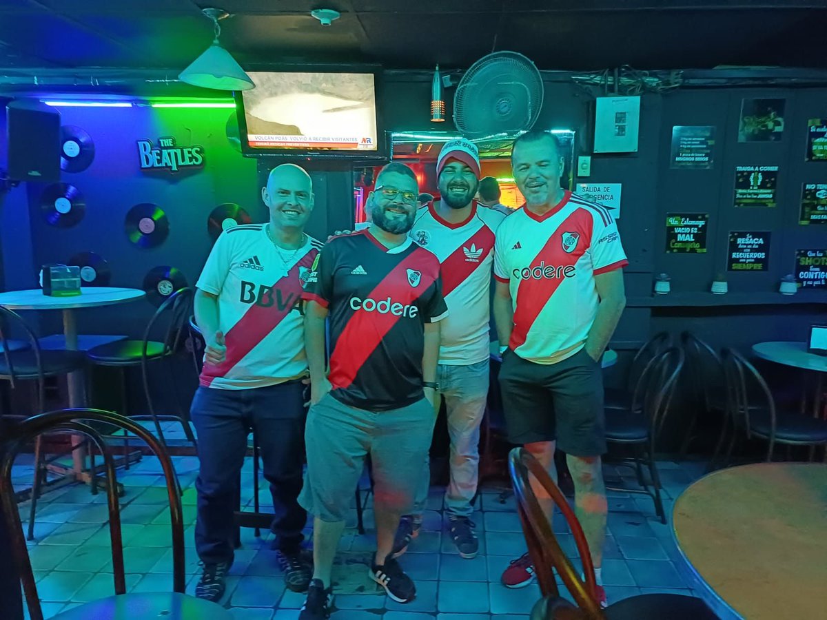 Volvimos a estar presentes en vipers 2.0 apoyando al más grande, ahora que vengan los cuartos de final de la copa.

Pero son buenos muchachos
Los que tocan conmigo.
Son tan buenos muchachos
Porque son mis amigos...