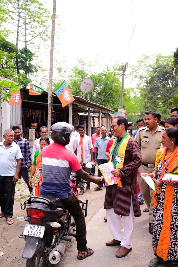 ধুপগুড়ি বিধানসভার অন্তর্গত খটটিমারী বাজার ও গধেয়ার কুঠি সহ বিভিন্ন এলাকায় জনসংযোগ করলাম।