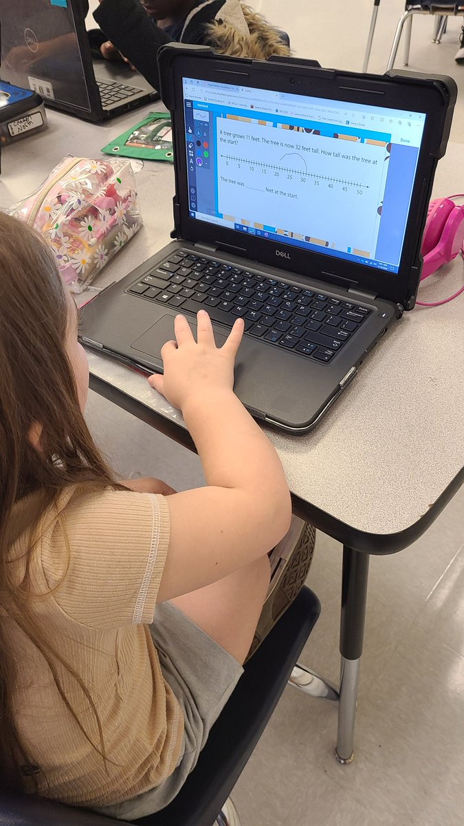 These 2nd graders in Mrs. Eller's class at @HES_Heroes were engaged & collaborated   when they reviewed the NC.MD.6 math standard + & - on a # line with @LumioSocial. #OnslowDLT