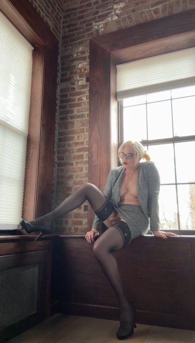Come here and eat Mommy&rsquo;s cum https://t.co/amGNiSsYaE