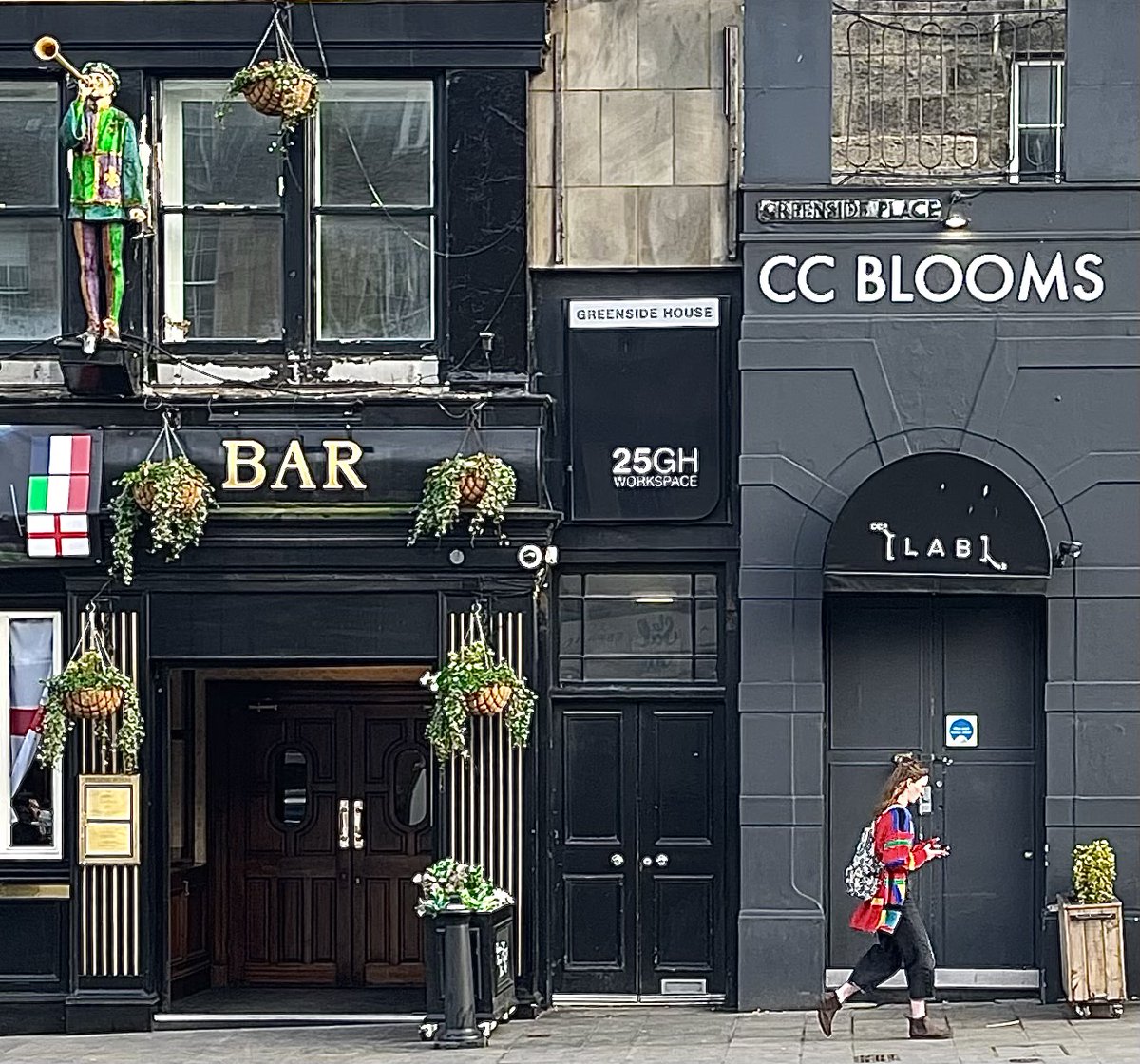 GREENSIDE PLACE.—Sunshine. Fanfare. Bar. Blooms. No. 33 in an occasional photo-series celebrating #Spurtleshire #streetnamesigns. #Edinburgh #hyperlocal #news