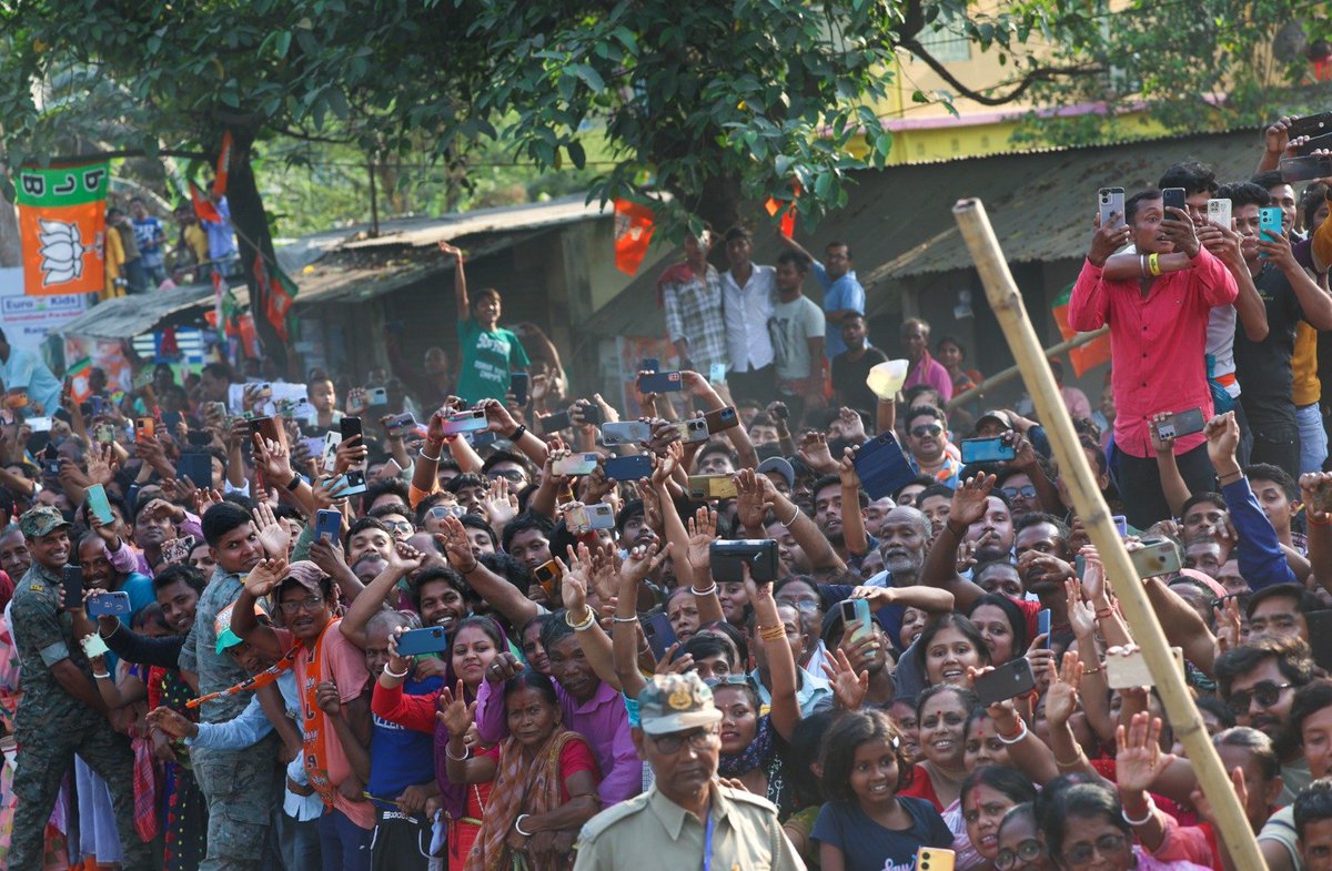 narendramodi's tweet photo. পশ্চিমবঙ্গের মেজাজ বুঝতে রায়গঞ্জে আসুন। এখানকার পরিবেশ উচ্ছ্বসিত। যাঁরা এখানে আমাদের আশীর্বাদ জানাতে এসেছেন, তাঁদের সবাইকে ধন্যবাদ। https://t.co/eaKAjmlDK9