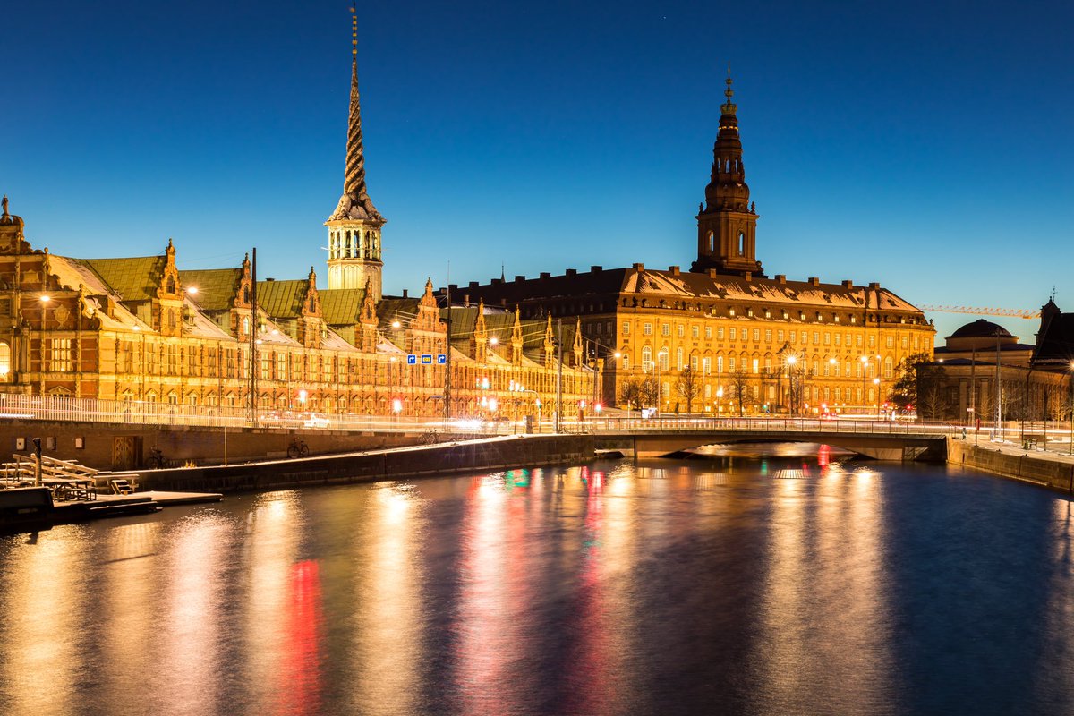 Branden i Børsen ryster Danmark. Aarhus Universitet har eksperter, som kan perspektivere katastrofebranden i Børsen med viden om kulturarv, byhistorie og hvordan et samfund kan rammes af traumer, når store kulturskatte ødelægges. au.dk/om/presse/stor…