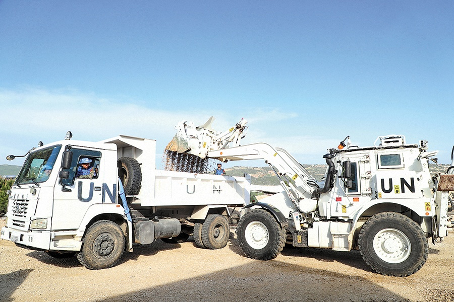 #Chinese peacekeeping troops in #Lebanon facilitate the transfer of engineering materials for their counterparts. #PeacekeepingMission #EngineeringSupport #GlobalCooperation #UNPeacekeeping