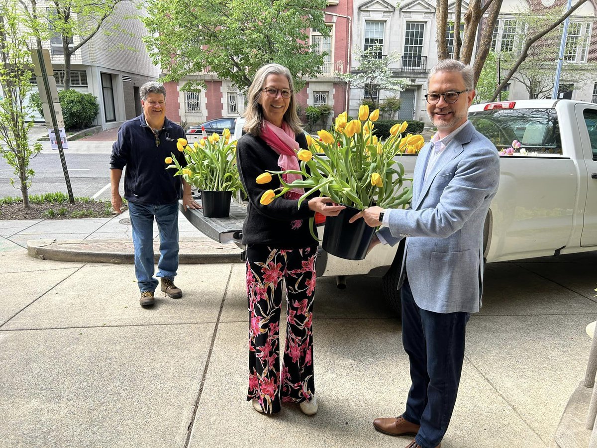 #DutchTulipDays are over! :( During these past few days we had thousands of tulips decorating the Dutch residence along with native plants and cut flowers. The tulips were handed out by @NLAmbassadorUSA at the @ishwashingtondc. Stay tuned for next edition!
