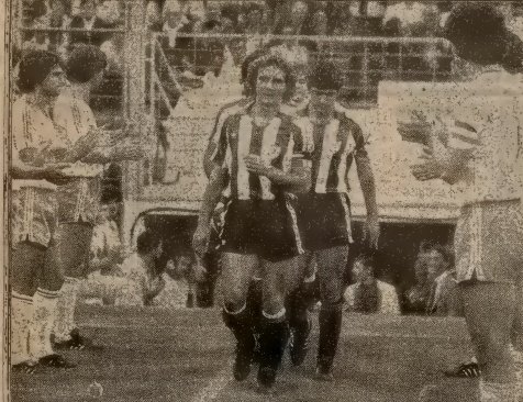 El Real Zaragoza hace pasillo al Athletic en La Romareda (1-2) en el primer partido de la temporada 1983/84 tras proclamarse el Athletic Campeón de la liga anterior. Txato Núñez, capitán del Athletic, sale el primero. Detrás de observa a Isma Urtubi.