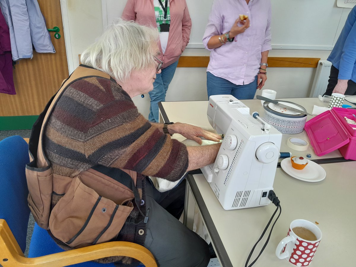 The #Aspire office will soon benefit from a wonderful new set of curtains, thanks to a ‘sew-athon’ by participants of #OxfordSewingLessons held at #KenningtonVillageCentre yesterday!🧵

#aspireoxford #community #communitysupport #volunteering