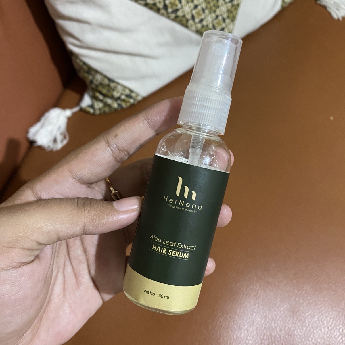 hnnkhv_'s tweet photo. Heran banget sama HerNead, ini hair serum tapi kalo disemprot ke rambut kusut bikin gampang disisir busett😫

Vitaminnya dapet, rambut gampang diatur juga dapet✅

#reviewbyhnnkhv
#haircare https://t.co/anAoN63QN8