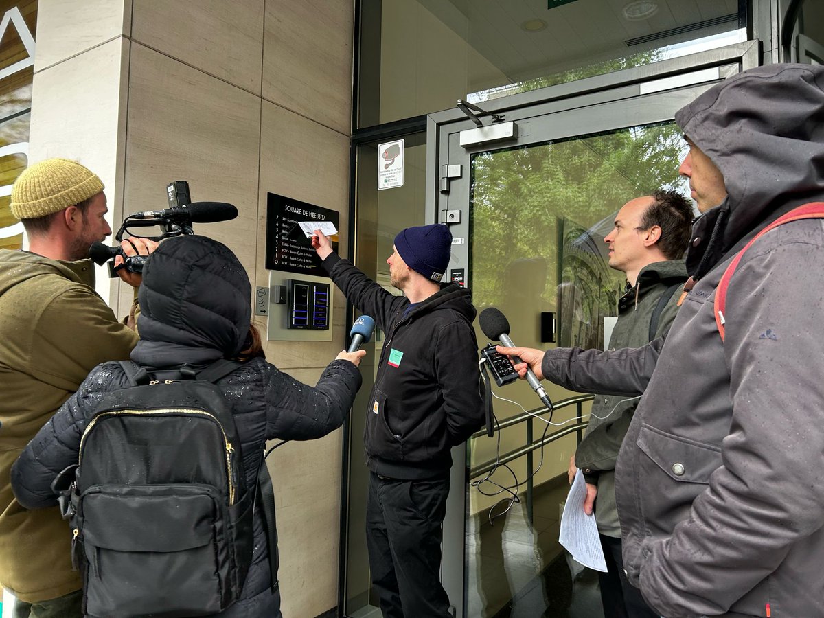 corporateeurope's tweet photo. #LobbyLeaks 🔦
🚨In 2023, big tech spent a staggering 33 million euros on lobbying the EU.
Today, we organised a tour of the EU Quarter and #EuropeanParliament to put the spotlight on #BigTech lobbying and its extensive lobby network. https://t.co/4FjAKvjhG6