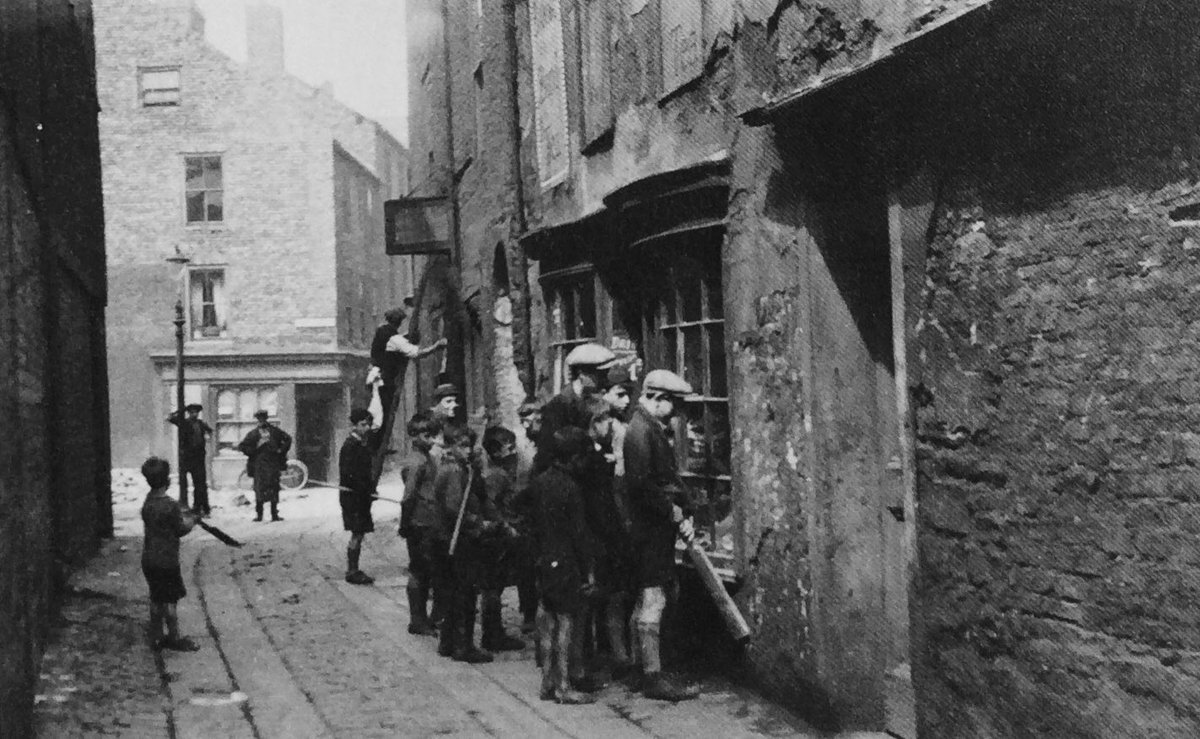 Wapping Street, just along from Comical Corner in South Shields. I loved the way readers’ stories behind pictures like this evolved: In one telling, the boys were looking at a mouse in the shop window; in another, it was sugar mice 🐀🐀