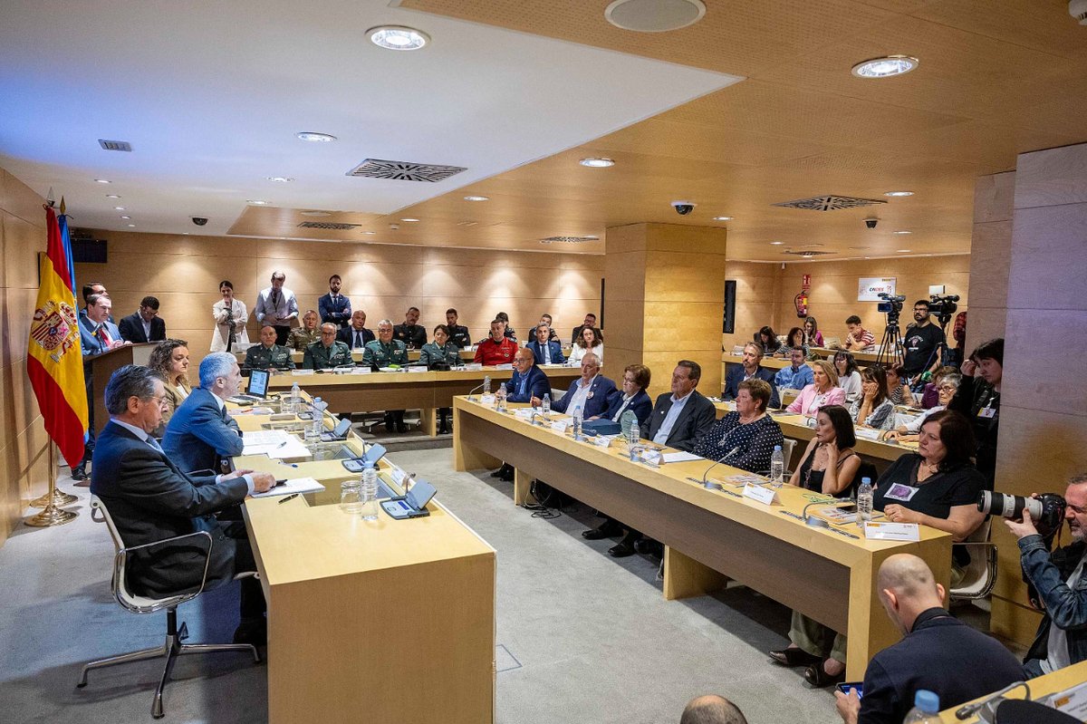 Grande-Marlaska preside el encuentro anual con familias de personas desaparecidas y la presentación del Informe 2023 de @cndes_oficial de @interiorgob, con cifras como ➡️ 24.581 denuncias presentadas ➡️ 95% resueltas ➡️ perfil: varón, mayor de edad, nacionalidad española