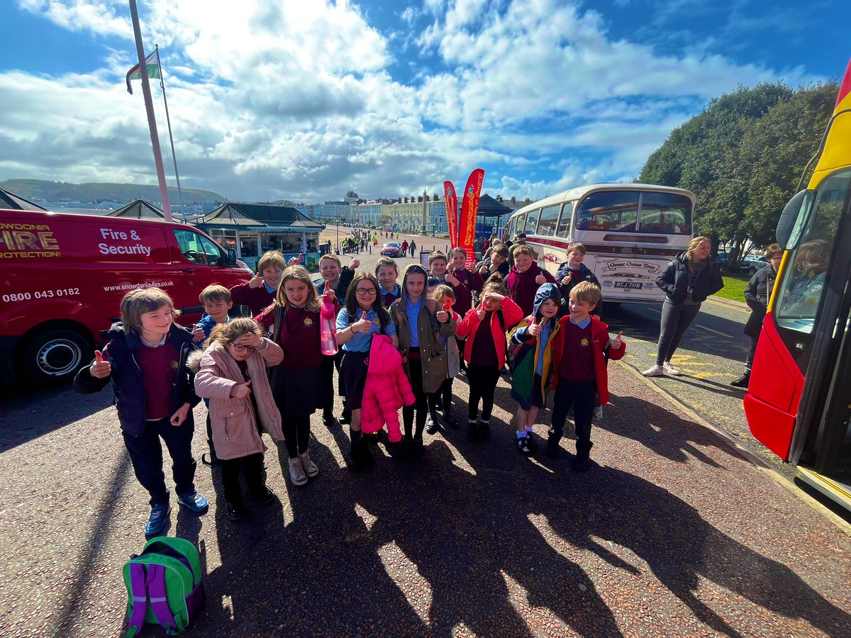 Disgyblion yr ysgol wedi mwynhau ein diwrnod sbardun yng Nghonwy a Llandudno yn edrych ar yr holl ‘Adeiladau Arbennig’,👍😀 The school pupils thoroughly enjoyed our day in Conwy and Llandudno looking at all the 'Special Buildings'👍😀