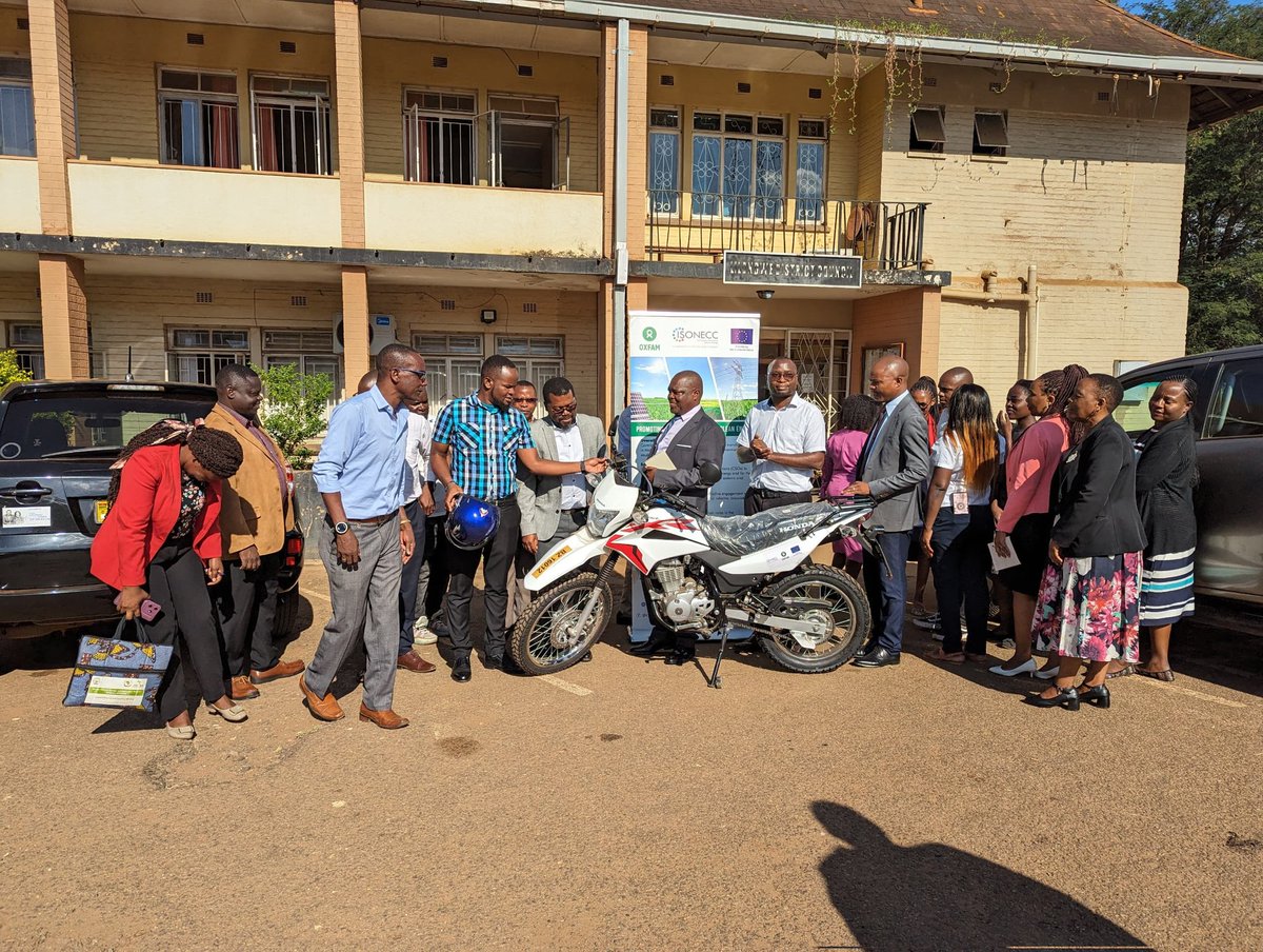 CISONECC today handed over a Honda Motorbike to Lilongwe District Council as to step up monitoring efforts for clean energy initiatives. Teaming up with partners @OxfamMalawi & @CEPAMalawi, with support from EU we're driving equitable access to clean energy. #RenewableEnergy