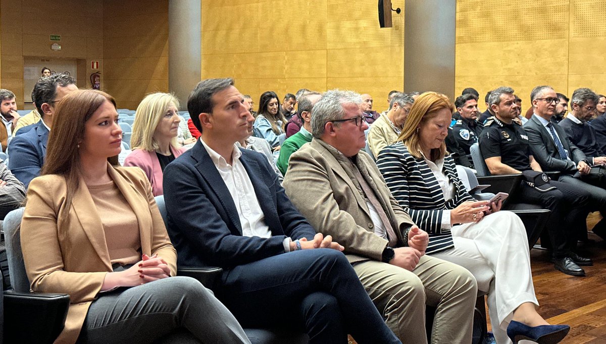 🗣️ Jornada sobre Asociaciones de Municipios para la Prestación del Servicio de Policía Local.

➡️ Los diputados @GuzmanGomezMdC y @Yolanda_Burgoa asisten al acto inaugurado por el consejero Juan Carlos Suárez-Quiñones.