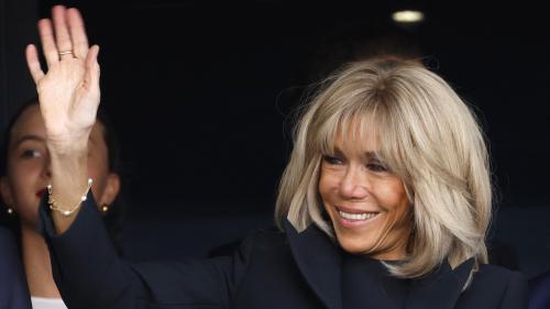 'La série en six épisodes explore le parcours de Brigitte Macron, de prof de français à Première dame, depuis sa rencontre avec Emmanuel Macron jusqu'à l'Élysée. Un récit captivant ! #BrigitteMacron #EmmanuelMacron #PremièreDame #Élysée'