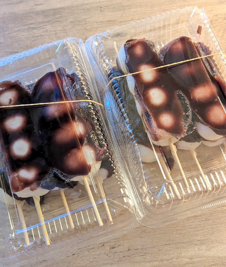 Invited my new Indonesian neighbours to have Iftar together. They said they were 10 Indonesians living in the same house, so I bought 10 Japanese dango for them. Alhamdulillah, I'm so happy that I have born Muslim friends now who live near my house. This is a gift from Allah ﷻ✨