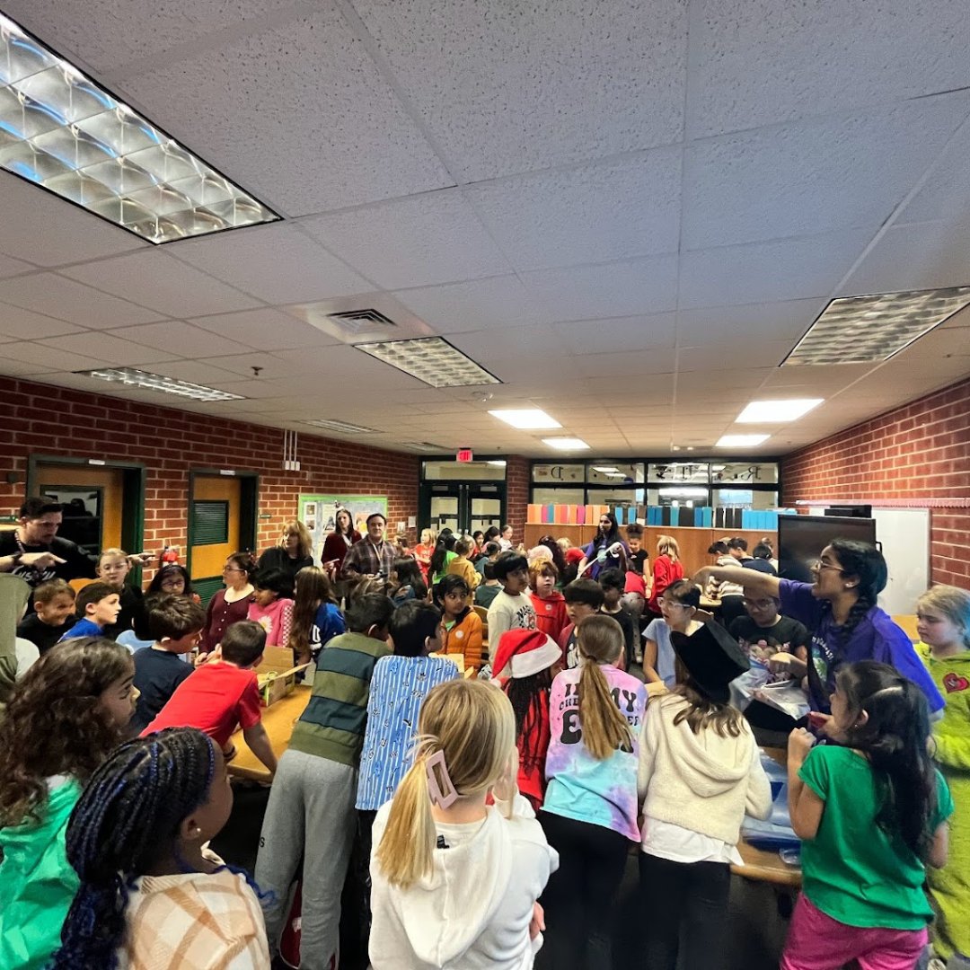 joinnest4's tweet photo. Small acts of #kindness create ripples of #love that #touchlives! Such heartwarming moments shared as we packed snack bags &amp; mealtime #inspiration kits, created #notesofhope &amp; #compassion wall with the #students at @MillRunLCPS!❤️ #NEST4US #Youth #Service https://t.co/TnRs0vUSVw https://t.co/mJDuYGlq9O