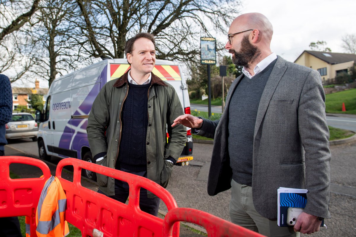 Our engineers had a visitor in Corby Glen 👋 @GarethDavies_MP came to visit the rural Lincolnshire village to see first-hand the excellent work our engineers have been putting in to ensure the local residents have access to #FullFibre. Read more here: openreach.com/news/grantham-…