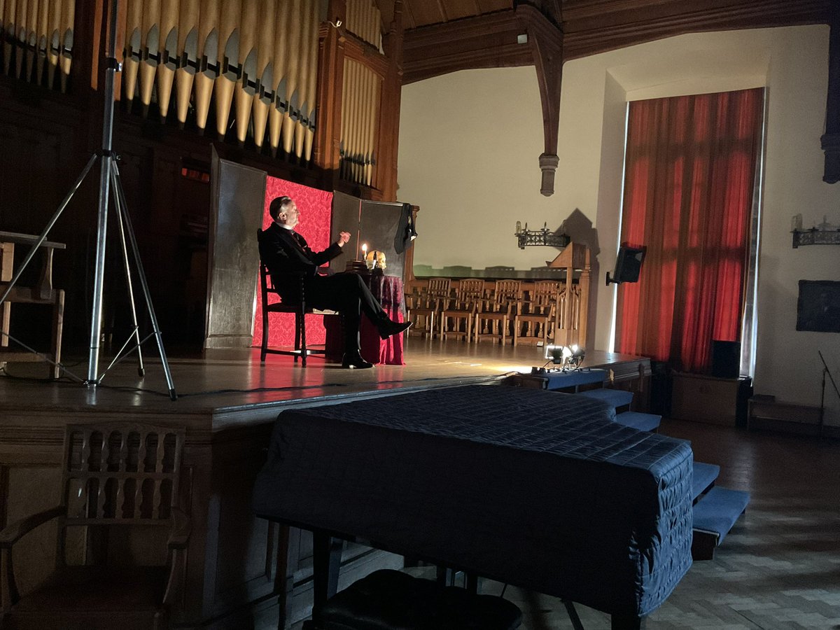 BSBDEnglishDept's tweet photo. This afternoon, Year 8 have enjoyed two Gothic tales: The Tell Tale Heart and The Red Room, to introduce their new unit exploring the fantastic genre that is Gothic! Boys were enthralled… 🦇🧛🏼🌘🕯️ https://t.co/qKF760Rqnr