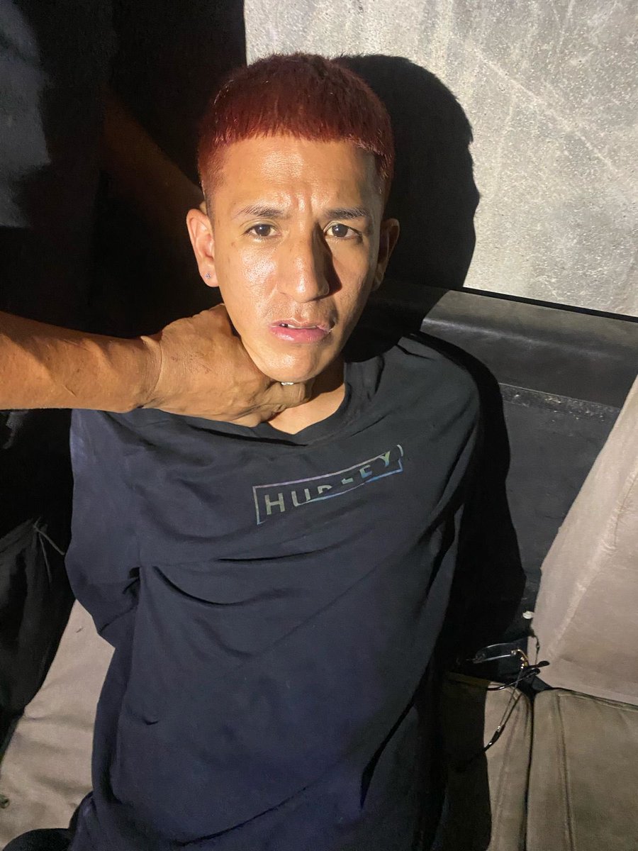 Red_Ecuador_'s tweet photo. CAPTURADO EL SEGUNDO DELINCUENTE QUE PARTICIPÓ EN EL ASESINATO DEL CHOFER DEL BUS

Ahora si vas a saber lo que te espera dentro de la cárcel, ese dolor de la hija del chofer del bus, suplicando que no maten a su papá, ese será el mismo dolor que vas a sentir cuando supliques que no te hagan daño dentro de tu jaula. 

Guayaquil está indignado, consternado, estas lacras son unos asesinos de máxima peligrosidad no merecen ni siquiera ver la luz del sol. 

#Guayaquil