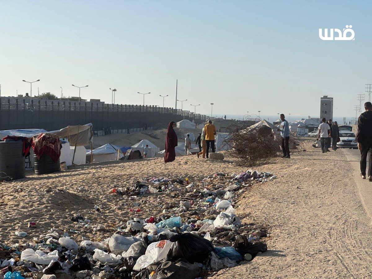 Odaymohm's tweet image. Displaced people in Rafah on the Palestinian-Egyptian border south of the Gaza Strip are living in difficult conditions in light of the continued Israeli aggression and the lack of the minimum necessities of life.
#SaveGaza #Gaza #Help_Gaza
