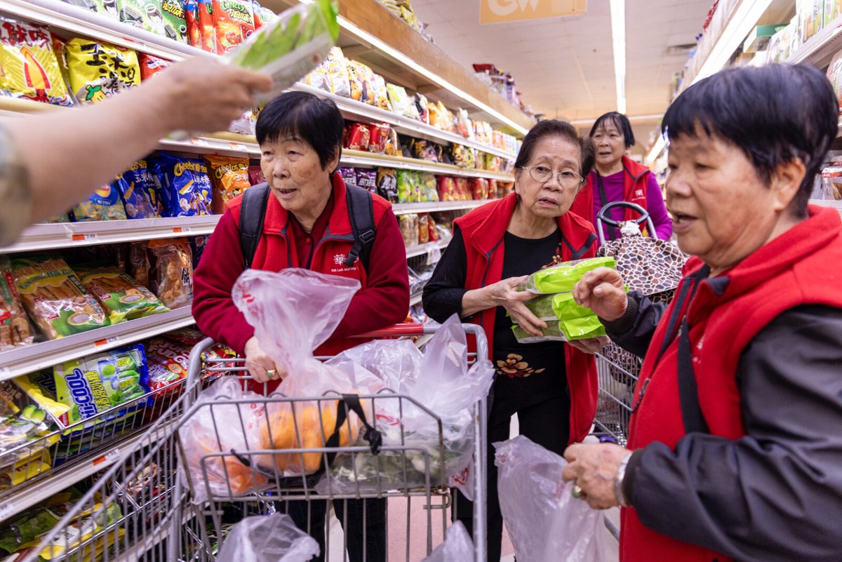 Once a month, via a chartered bus, DC Chinatown's remaining Chinese residents leave the city for the suburbs to grocery shop. Why? There's no familiar, affordable food in their neighborhood. Photos via @tyronefoto wamu.org/story/24/04/16…