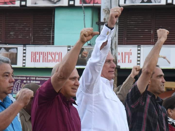 🇨🇺 En la histórica calle 23 y 12, donde #Fidel proclamó el carácter Socialista de la Revolución, reafirmamos junto a <a href="/DiazCanelB/">Miguel Díaz-Canel Bermúdez</a>, <a href="/DrRobertoMOjeda/">Dr. Roberto Morales Ojeda</a> , <a href="/IzquierdoAlons1/">Livan Izquierdo Alonso</a> el respaldo incondicional a nuestros ideales.
#GirónDeVictorias
#LaHabanaViveEnMí