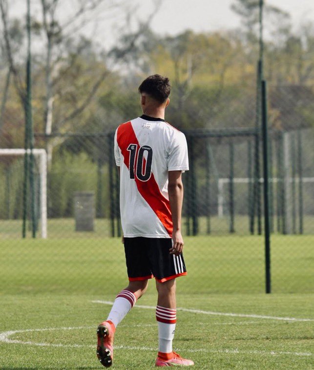 _TobiasRP's tweet photo. 🔎 𝐉𝐮𝐚𝐧 𝐂𝐫𝐮𝐳 𝐌𝐞𝐳𝐚- la joya Riverplatense

En el día de hoy vamos a analizar a uno de los mejores jugadores que actualmente están en las inferiores de River, para hacerlo, lo vamos a dividir en:
•Info básicas
•Historia
•Características de juego

Abro hilo🧵 https://t.co/4TXKnqXkcG