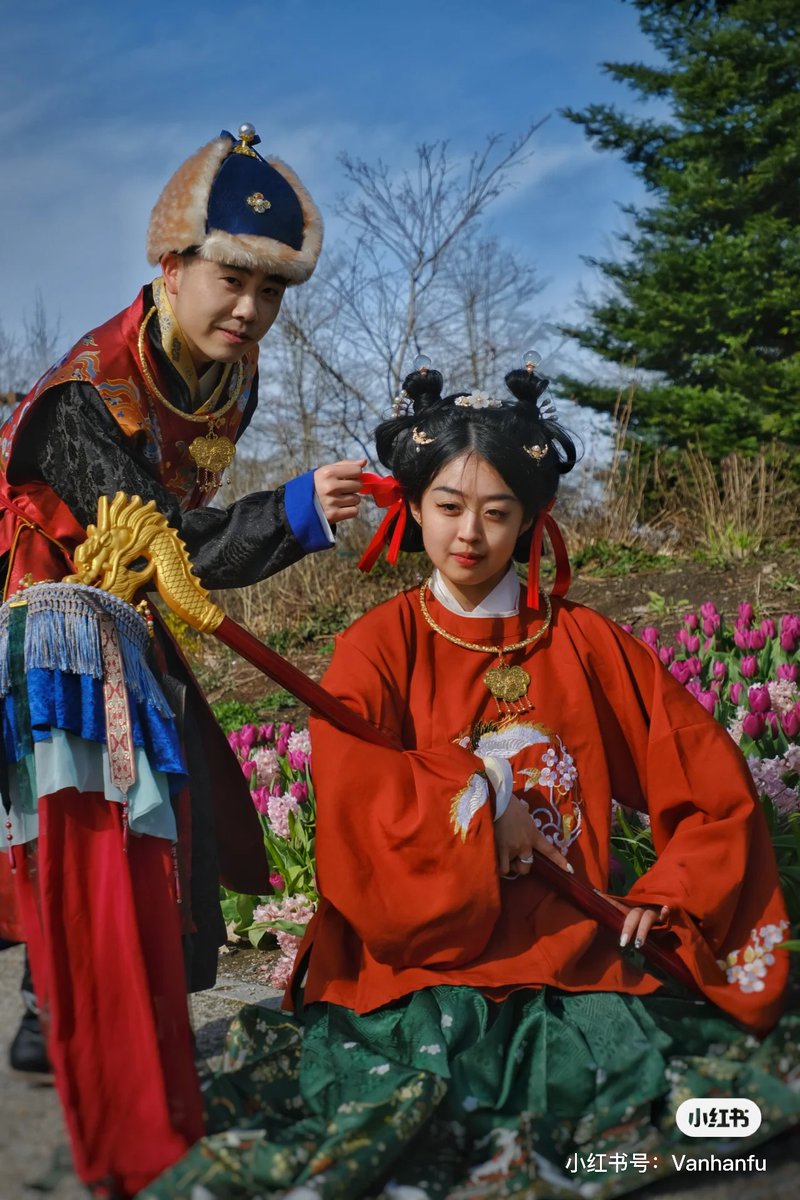 On a bright and beautiful day in #Vancouver, a girl dressed in red and green Ming-Dynasty-style #Mamianqun, enjoyed a spring outing with her kite. (via. Vancouver Hanfu Culture Association) #Mingdynasty #Hanfu #springoutfit