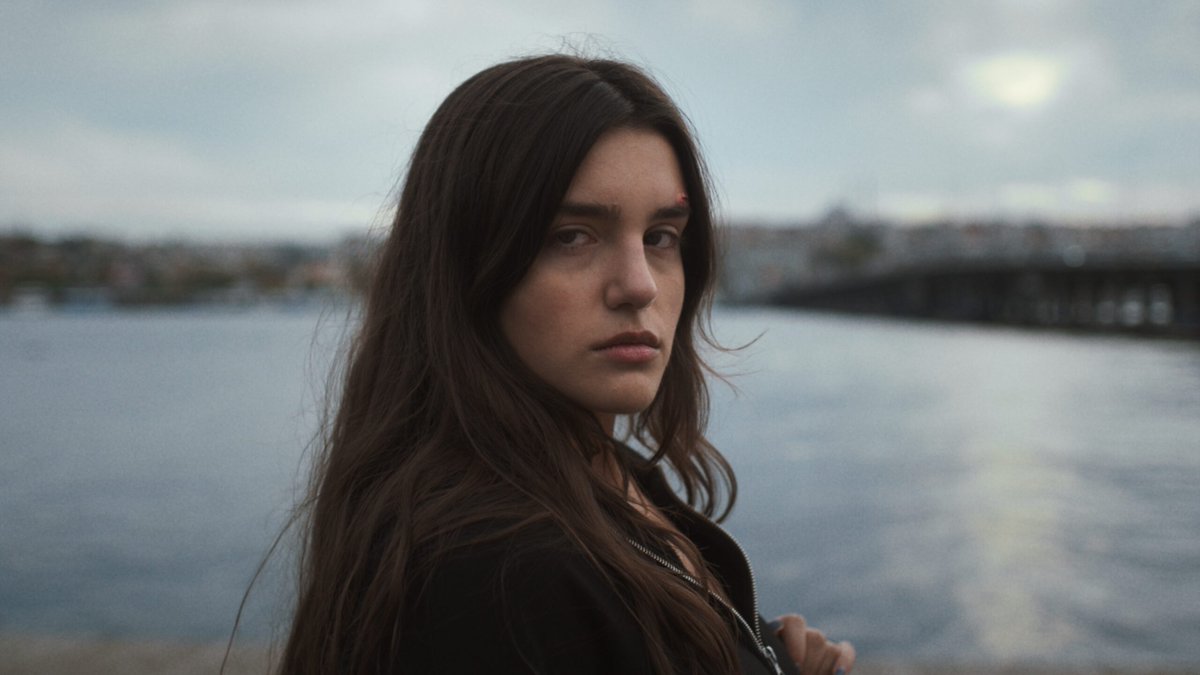 EMMA_Magazin's tweet photo. Heute startet das Internationale @frauenfilmfest  Dortmund+Köln. Eröffnungsfilm ist "#Ellbogen" (Foto) von #AsliÖzarslan um 19 Uhr im Kölner #Filmpalast. Vom 16. bis 21.4. zeigt das Festival rund 100 Spiel-, Dokumentar- und Kurzfilme. Programm + Tickets: https://t.co/sOp8fQXN9W https://t.co/z7zfKMoxV6