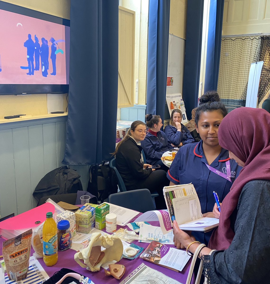 Such a buzzing atmosphere at the Somali Women’s Health Day run by our partner @SironaCIC. Lovely to see @babconHIT film raising awareness of continence health too, and catch up with Harjinder and Amira from Health Links, and Meera and Helen from the Bladder & Bowel Service 😊