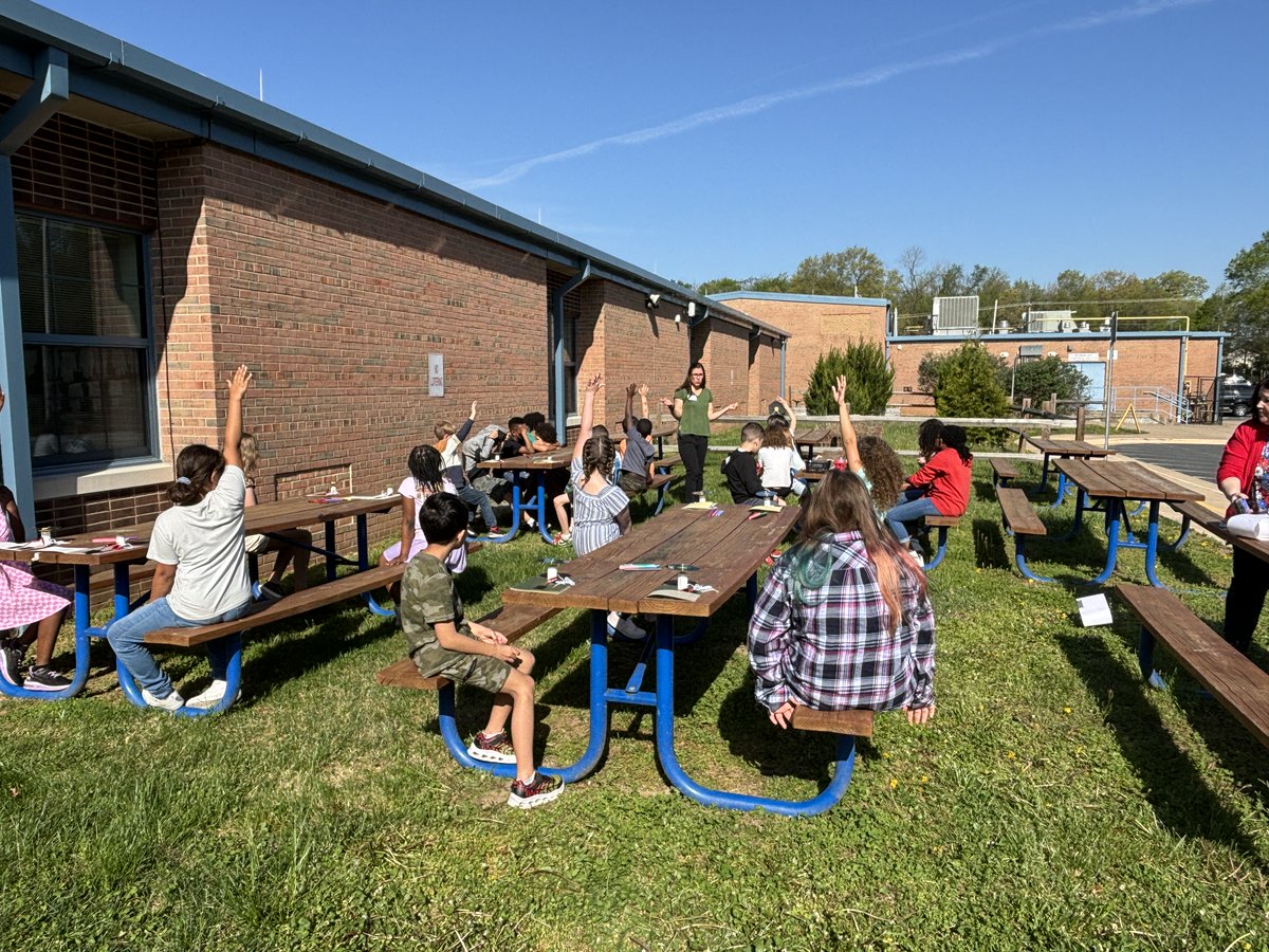 SCPSchools's tweet photo. ☀️ @Madison_EI & @SunTribeSolar teamed up with Ms. Byers' @fesnva art class for a solar-powered spin art activity! Students explored career paths & experimented with centripetal & centrifugal force, merging art & science. #StaffordSchoolsWBL #ElevateStafford #ElevatePartners https://t.co/SDJ27HRr8V