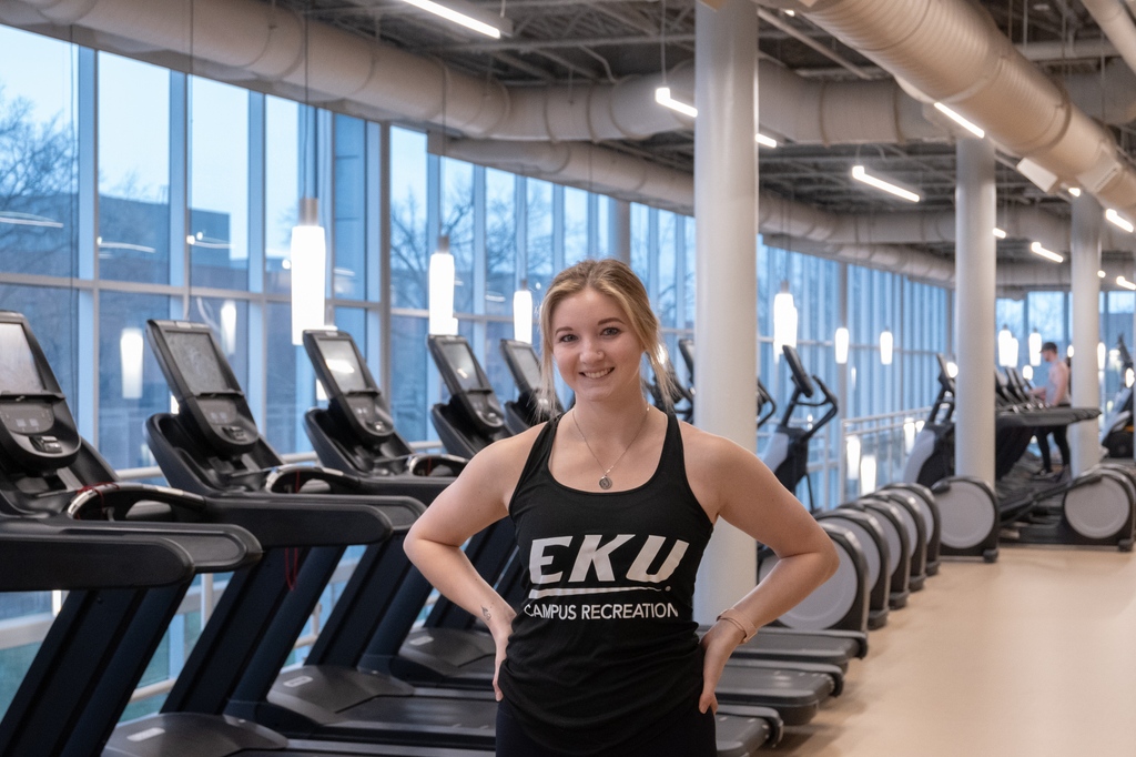 Grab your pump cover and get swole with Student Fitness Instructor Julia Day. Follow along with her on a day in her life in her feature article below! 🏋️‍♀️💪 stories.eku.edu/people/day-lif…