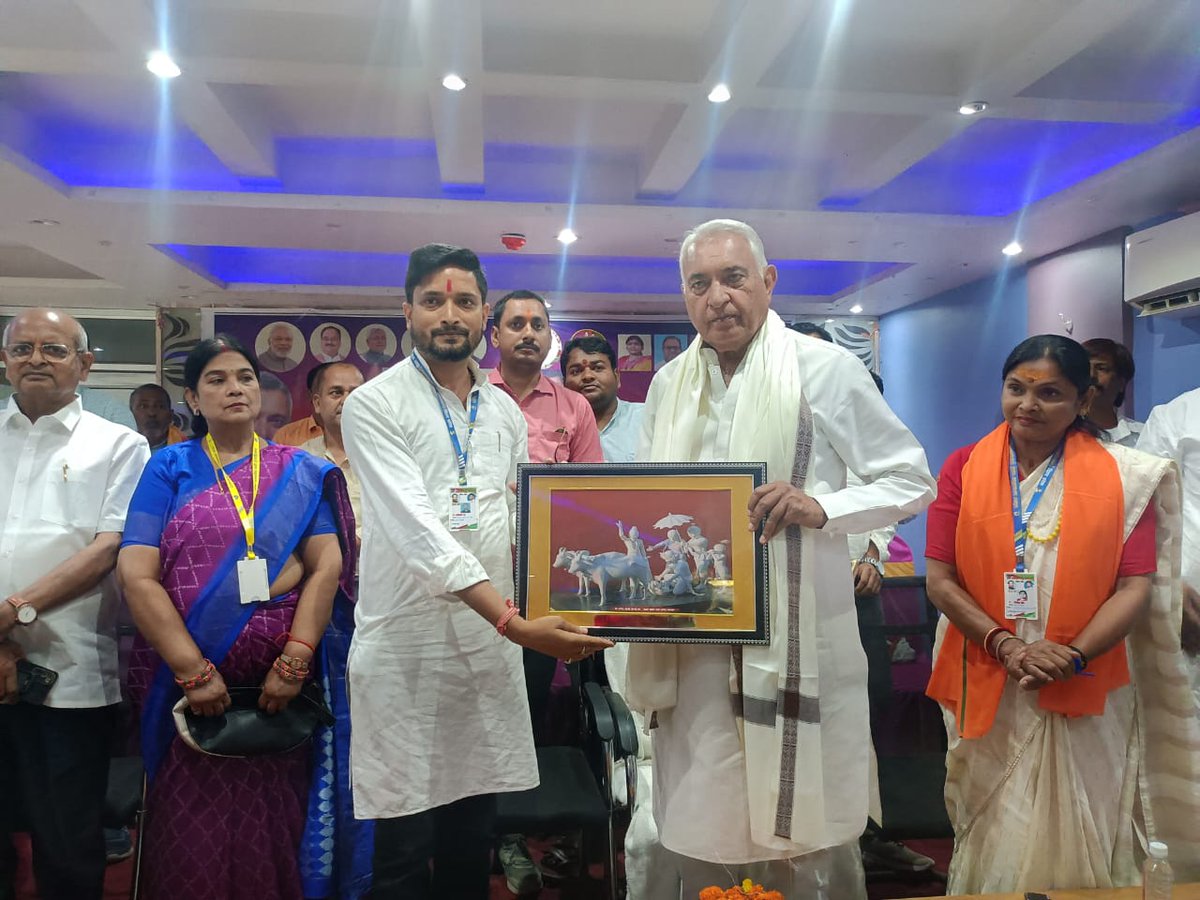 im_arun_patel04's tweet image. आज लोक जनशक्ति पार्टी (रा.) सीतामढ़ी की ओर से एनडीए प्रत्याशी आदरणीय श्री देवेश चंद्र ठाकुर जी का स्वागत सम्मान समारोह होटल श्री इंटरनेशनल के सभागार में सभी लोजपा (रा.) के सिपाही गण ने सम्मानित एवं संबोधन किया।।
@iChiragPaswan @NitishKumar @narendramodi @Jduonline @BJP4Bihar