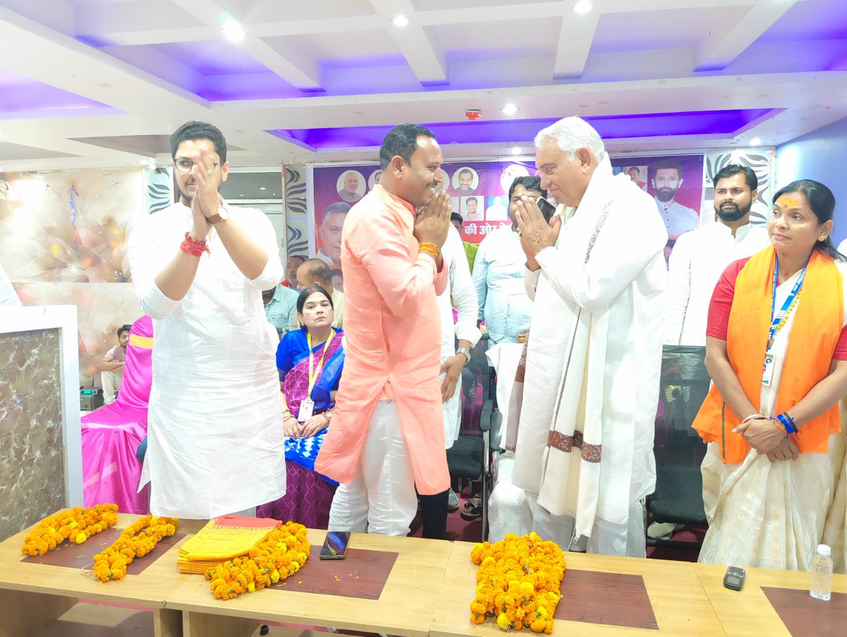 im_arun_patel04's tweet image. आज लोक जनशक्ति पार्टी (रा.) सीतामढ़ी की ओर से एनडीए प्रत्याशी आदरणीय श्री देवेश चंद्र ठाकुर जी का स्वागत सम्मान समारोह होटल श्री इंटरनेशनल के सभागार में सभी लोजपा (रा.) के सिपाही गण ने सम्मानित एवं संबोधन किया।।
@iChiragPaswan @NitishKumar @narendramodi @Jduonline @BJP4Bihar