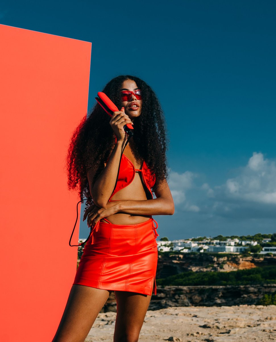 The ghd max hair straightener now comes in a radiant red with cornflower 
blue accents with a complementary matching heat-resistant bag worth R600. Drop a ❤️ in the comments if you are loving this new colour.

#ghdcolourcrush #ghdhair #ghdmax #ghdsouthafrica