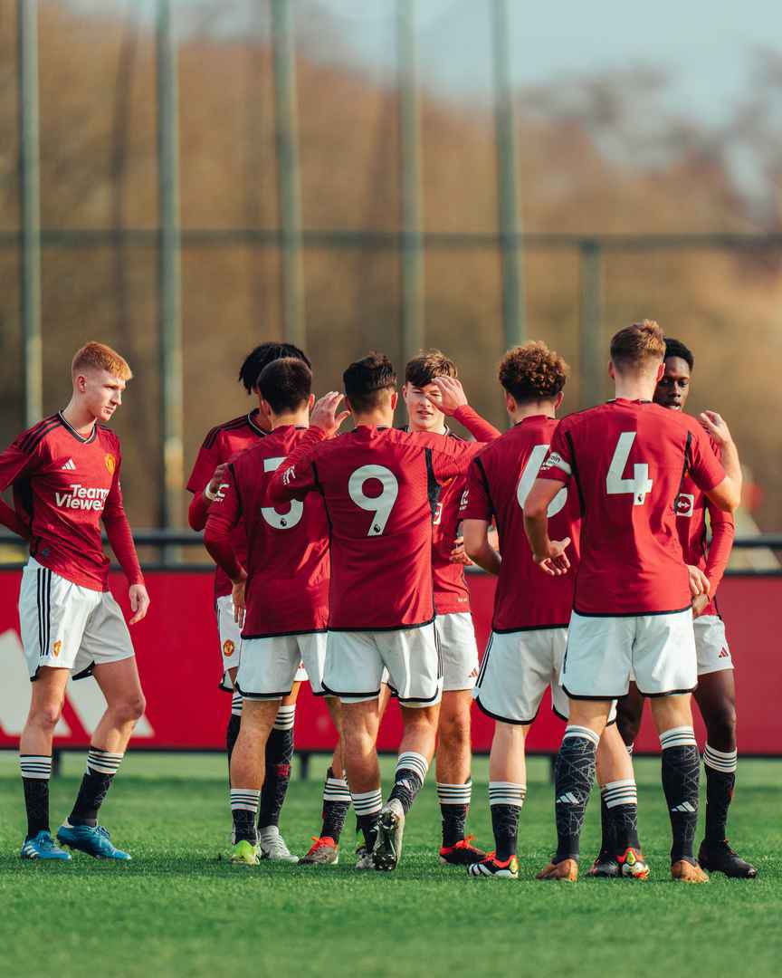 Félicitations aux U18 qui remportent la division nord de la Premier League au terme d'une saison quasi parfaite. 🏆👏#MUFC