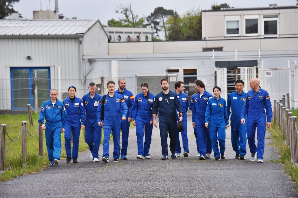Thom_astro's tweet photo. Plus d’astronautes à bord d’un avion que de la station ! 🧑🏻🚀C’est aujourd’hui chez Novespace 🛫🛬que beaucoup de mes jeunes collègues découvraient la sensation de flotter pour la première fois, à bord de l’Airbus 310 ZeroG… quelle responsabilité d’être aux commandes 😅! Tout le monde était aussi à l’aise en impesanteur que s’ils étaient tombés dedans quand ils étaient petits 😌. Bravo à tous !
#esa #ESA84 #microgravity #ParabolicESA #Novespace #AirZeroG #ZeroG
@esa @esaspaceflight @JAXA_en @AusSpaceAgency @ESAstro_trainer @Soph_astro @iamfivetoes @astro_matthias @Astro_Pablo_A @astro_rosmary @Raph_Astro @astro_slawosz @AussieAstroKat @Astro_Alex @AirZeroG
©️Christophe Minetti