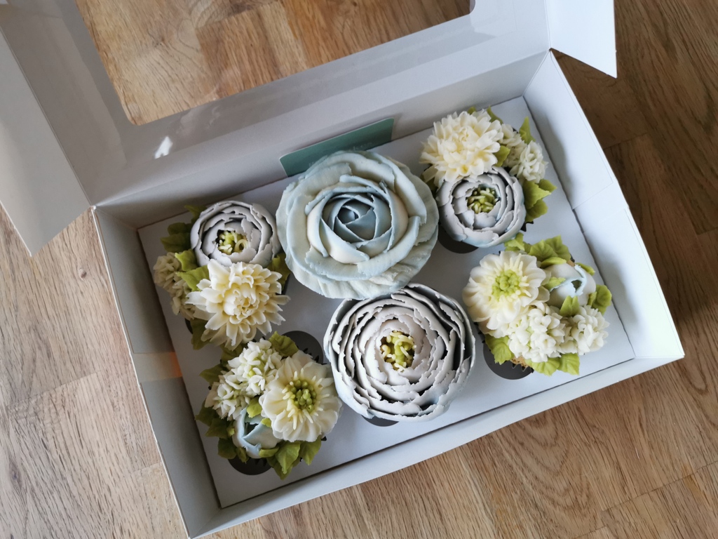 Something a little different - florals in pale blues and whites as a new baby gift 💙

Vanilla sponge with buttercream decorated with chrysanthemums, peonies, roses, scabious and hyacinths 🌹

#buttercreamflowers #edibleflowers #floralcupcakes #flowersyoucaneat #newbaby #cupcakes