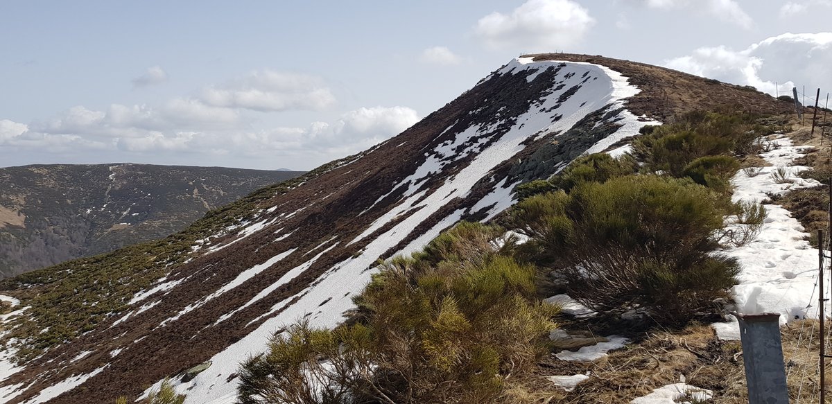 Va quedando menos nieve... pero el disfrute es el mismo. Cumbre del Nevadín (2.080 m). Laciana (León).