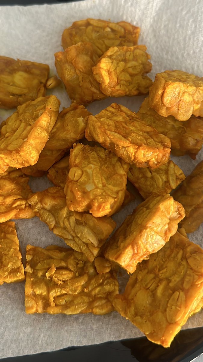 sabrinasofiadin's tweet photo. Please I’m so proud of my homemade tempeh for the first time. Sini takde jual jadi kena buat sendiri. My tekak jawa is satisfieeeeddd. https://t.co/2siFFbyPM6