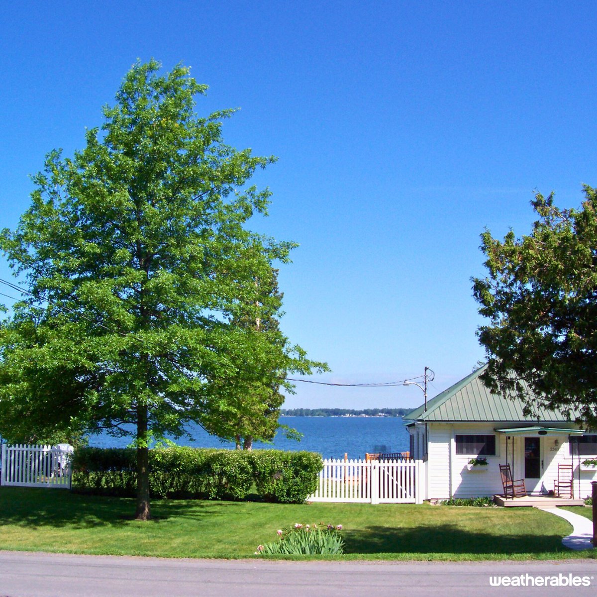 The sun's out, and the new picket fence is up! 

Time to enjoy this #summer and all the fun activities that come with it

👉Find your #picketfence style today! ow.ly/iEJs50OVHpr