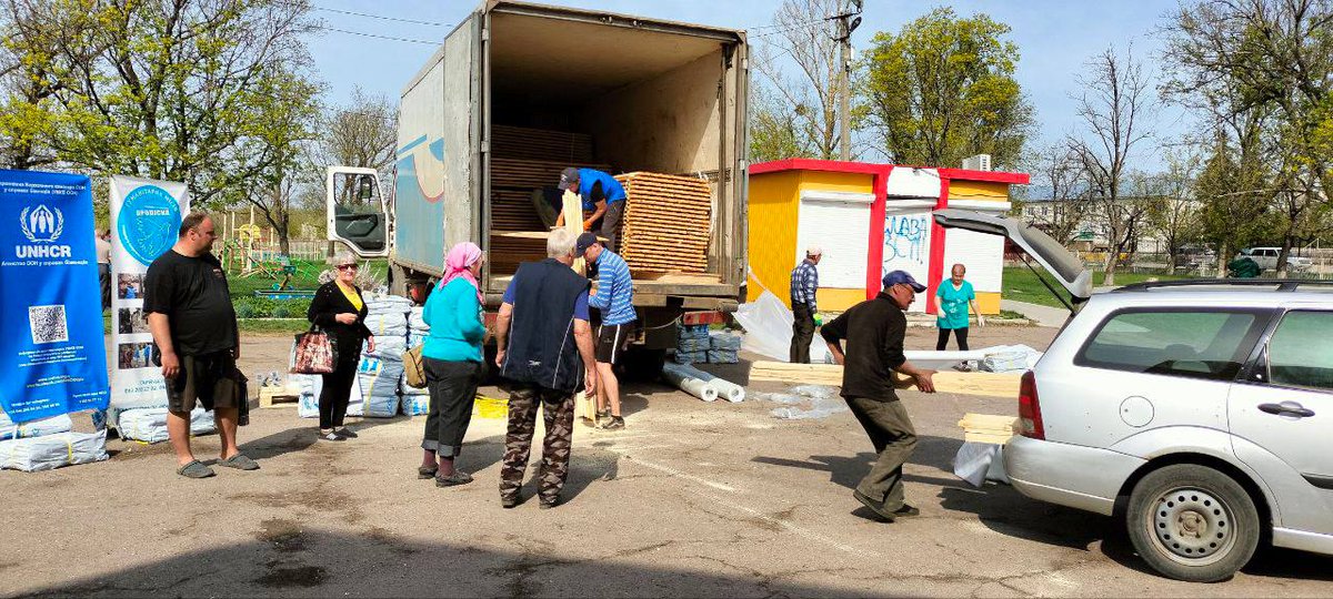 The Kharkiv region🇺🇦 is currently a constant target of Russian missile attacks. @UNHCRUkraine's partner @MissionProliska was on site to support families in Izium who had their homes damaged, providing emergency repair materials & psychosocial support.