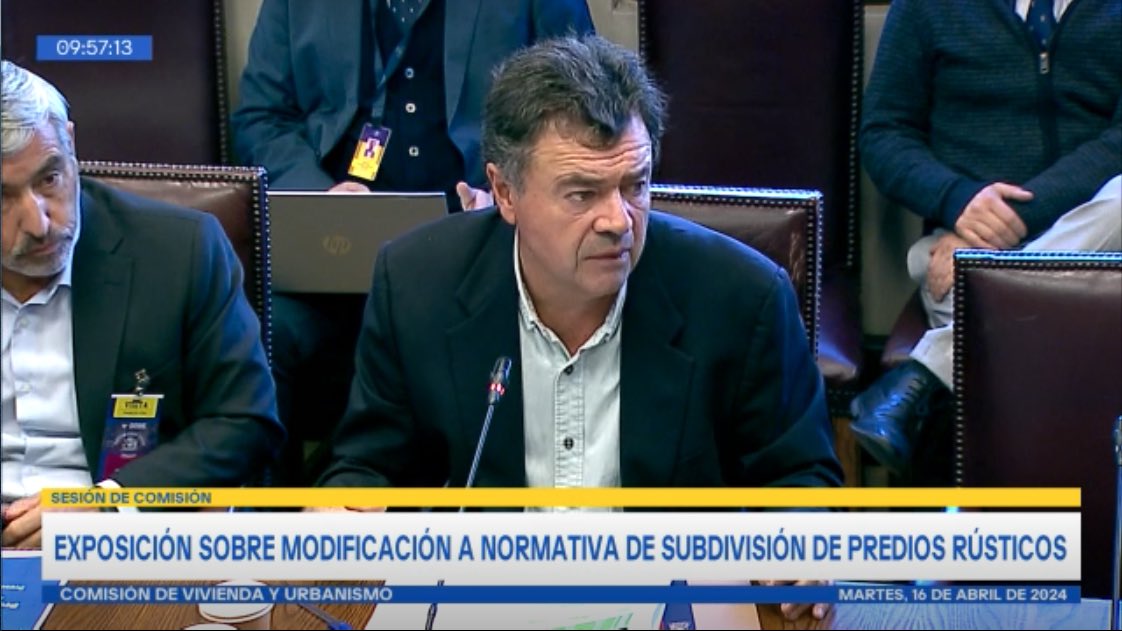 💬 Ministro @tvalenzuelavt junto al director de @sagchile, José Guajardo, participan de la Comisión de Vivienda y Urbanismo del @Senado_Chile para exponer sobre una propuesta legal para modificar la normativa vigente sobre la subdivisión de predios agrícolas. Sigue la sesión en