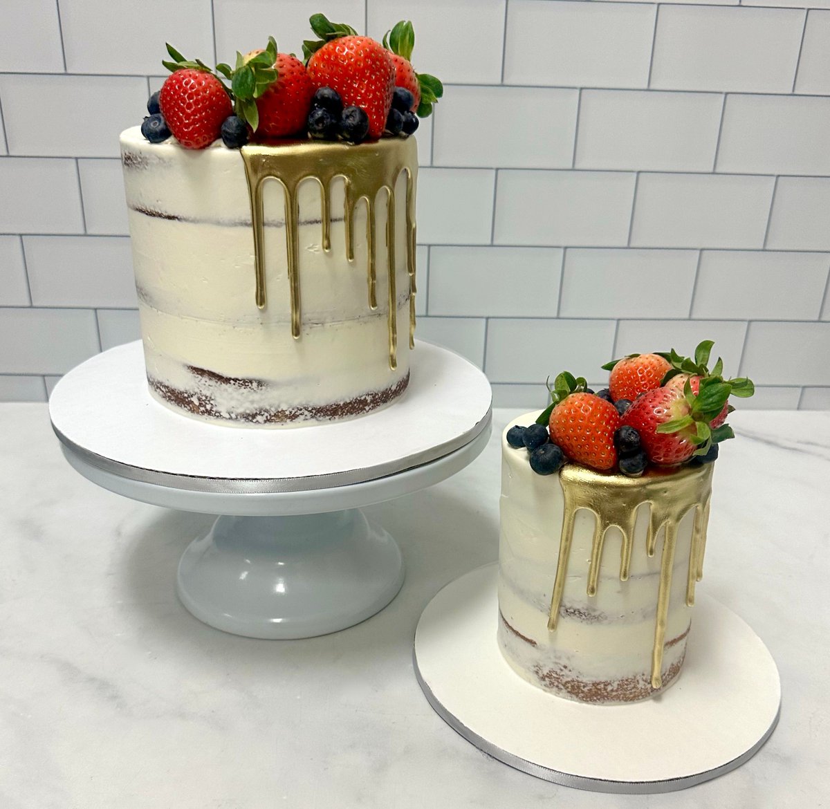 A beautiful gold drip berry cake with matching smash cake that we promise is ok to smash 🍓🌟

#golddrip #kupcakekitchen #wantcake #dripcakes #dripcakeideas #1stbirthdaycake #1stbirthdaycakes #firstbirthdaycake #smashcake #beautifulcakes #amazingcakes #goldcakes #santaclarita